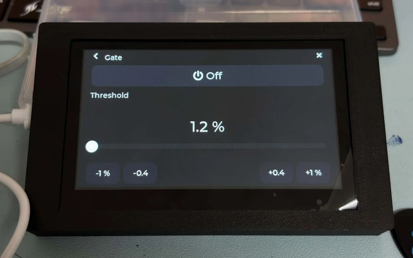 The JC4827W543 showing the gate's page: off, threshold 1.2 %
